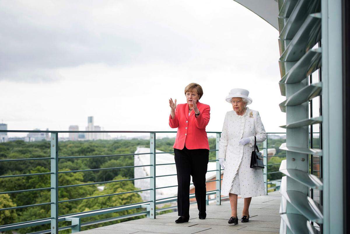 Später an diesem ersten Reisetag traf Elizabeth II. auf die deutsche Bundeskanzlerin Angela Merkel. Zu Mittag zogen sich beide zu einem vertraulichen, etwa 30-minütigen Gespräch zurück. Über den Inhalt wurde nichts bekannt.