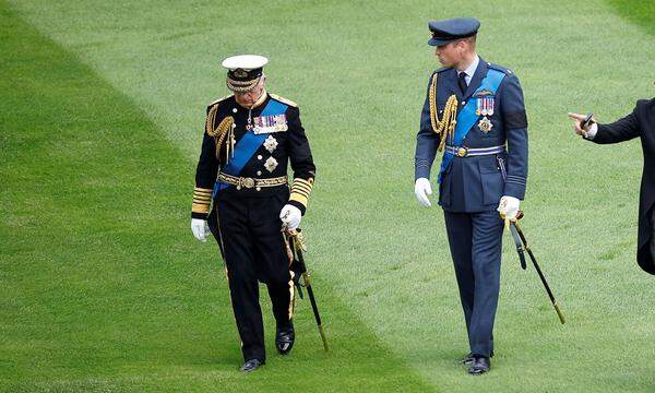 Bereits zuvor sind König Charles III. und Prinz William im Schloss eingetroffen.