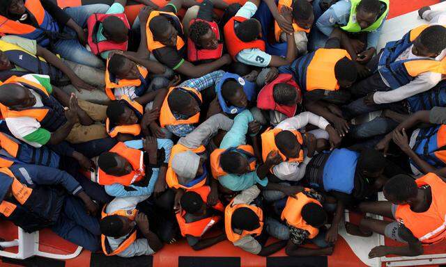 Seenotrettung von Bootsfl�chtlingen vor der libyschen K�ste Zivile Seenotrettung von Bootsfl�chtling