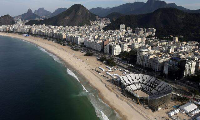  Die weltberühmte Copacabana und das Beachvolleyballstadion – während der Spiele in Rio der Hotspot.