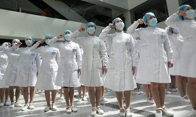 In Wuhan wurde der Internationale Tag der Krankenpflege groß zelebriert. Neuinfektionen mit dem Coronavirus werden mit allen Mitteln unterbunden.