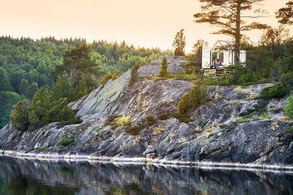Transparent. Verstreut über das stille, waldige Dalsland in Westschweden stehen ein paar „72 hours Cabins“: Glashäuschen von Architektinnenhand, nur mit Betten bestückt. www.vastsverige.com