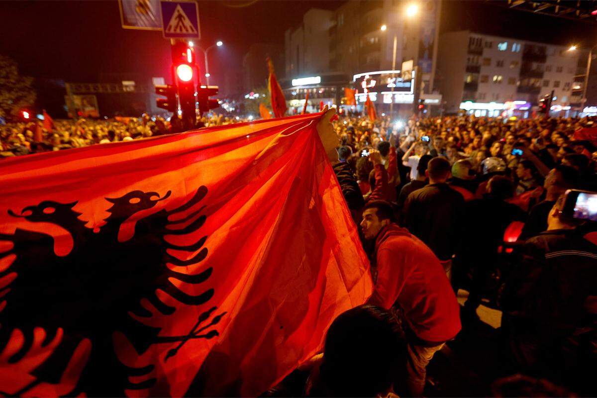 Zu aufgeheizter Stimmung kommt es in der Folge auch außerhalb des Stadions. Etwa im Kosovo in Pristina, ....