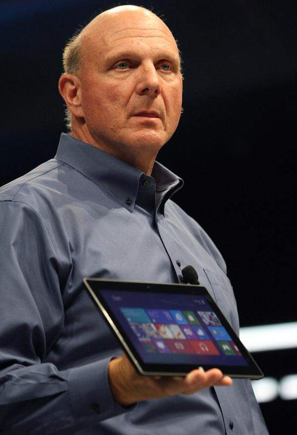 Microsoft wird mit zwei "Surface"-Tablets zum Hardware-Anbieter. Konzern-Chef Steve Ballmer präsentierte die Geräte auf einer geheimnisvoll angekündigten Veranstaltung in San Francisco im Stile von Apple.