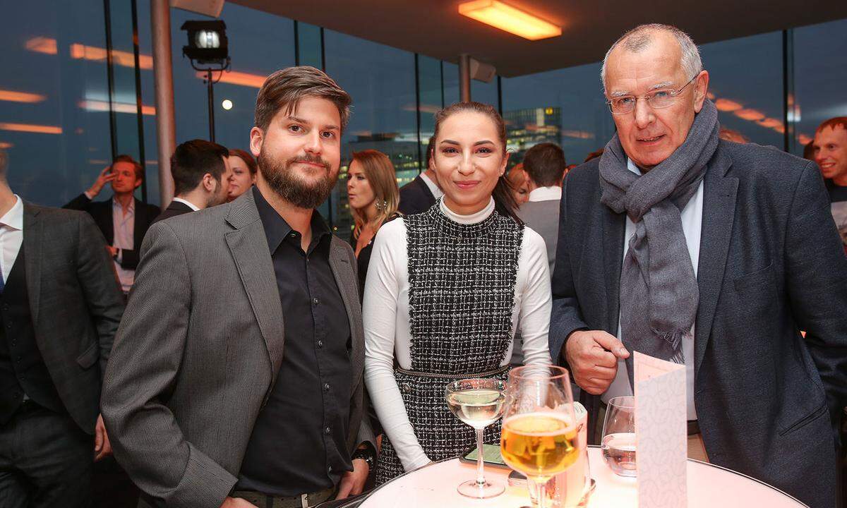 Gabriel Chemie-Eigentümervertreter Lukas Houska, Gabriel Chemie Marketingassistentin Valentina Violetta Todorovic und Beyond Arts-CEO Gerhard Sindelar (re.).