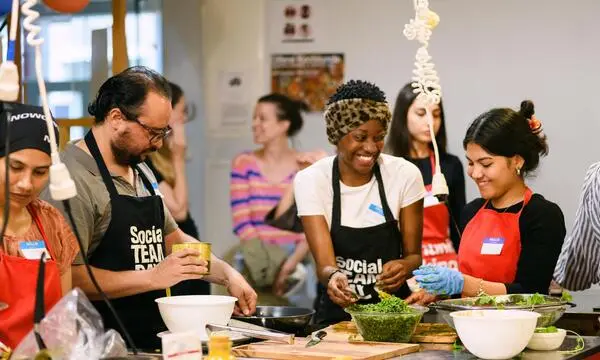 An diesem Abend wird in der Brotfabrik persisch gekocht – und dabei viel gelacht.  