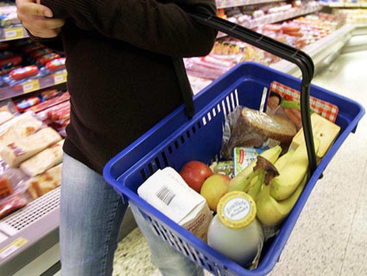 Wer hierzulande in den Supermarkt geht, wird alles finden, was für die tägliche Ernährung notwendig ist.  Viele Österreicher müssen derzeit allerdings zusehen, wie die Preise für Lebensmittel, Treibstoff und Energie ständig steigen. Aufgrund der Inflation bleibt am Monatsende immer weniger vom Lohn übrig.  Von diesen Zuständen ...