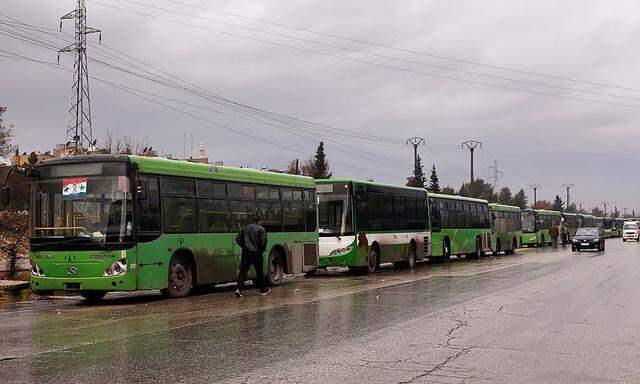 Busse warten darauf, in die noch von Rebellen besetzten Vierteln von Aleppo fahren zu können, um die eingeschlossene Bevölkerung aus der Schusslinie zu bringen.