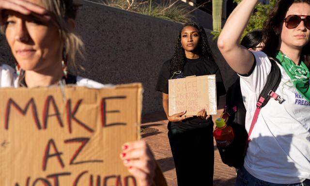Frauen demonstrieren in Tucson gegen den 
Supreme-Court-Spruch, der ein Abtreibungsgesetz aus dem Jahr 1864 gültig macht.