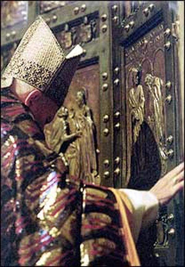 Besuch in Rumänien, erste Reise in ein Land mit orthodoxer Bevölkerungsmehrheit.Zu Weihnachten öffnet der Papst die Heilige Pforte im Petersdom, Beginn des großen Jubiläumsjahres 2000.