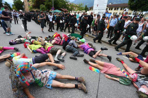 Abseits vom eigentlichen Gipfel starteten am Samstag die Demonstrationen in Garmisch Partenkirchen - großteils gewaltfrei. Acht Festnahmen hat es gegeben.