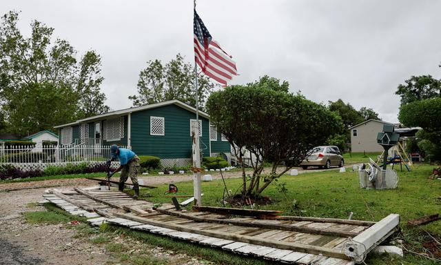 Wirbelsturm „Beryl“ hat nach Eintreffen im US-Bundesstaat Texas Stärke verloren und ist kein Hurrikan mehr.