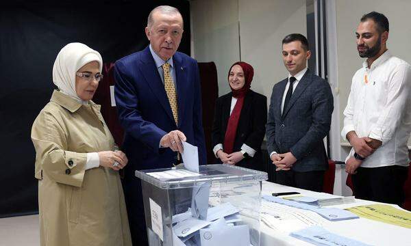 Präsident Recep Tayyip Erdoğan gemeinsam mit seiner Frau Emine bei der Stimmabgabe.