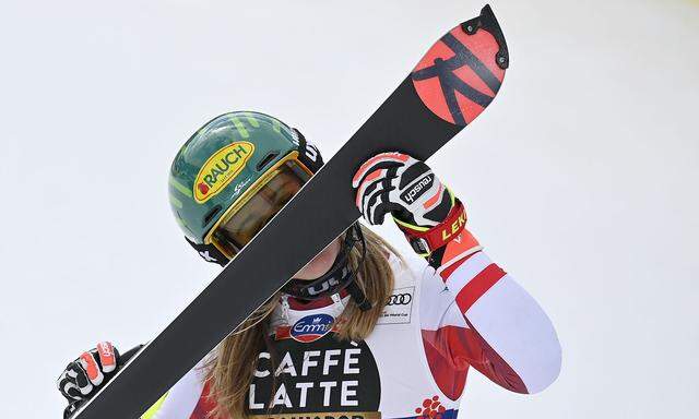 Katharina Liensberger küsst ihren Ski