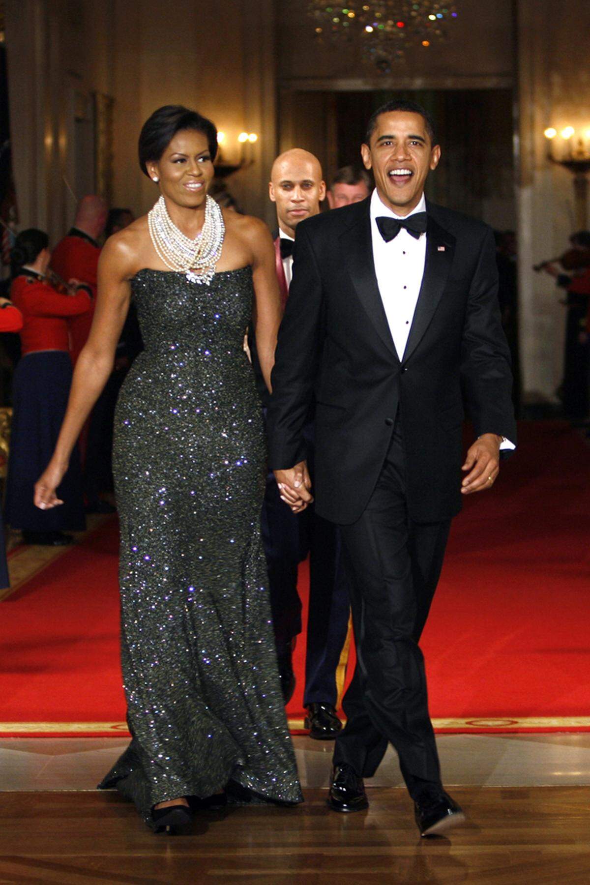 Diese First Lady bekam oft Applaus aus der Modewelt. Auch bei diesem Governors' Dinner waren ihr alle Blicke sicher. Die glitzernde Aufmachung stammten von Peter Soronen, die Perlen von Tom Binns.