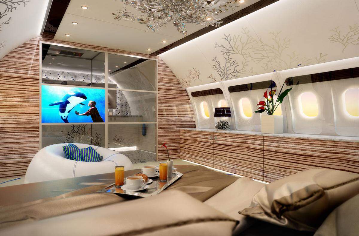 Vom Bett aus hat man bei dem Projekt "Aquario" nicht nur einen guten Blick auf die Duschkabine, sondern auch auf den eingebauten TV.