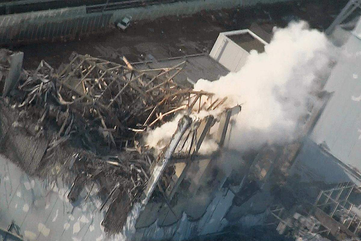 Der Betreiber Tepco wertete den Einsatz als Erfolg, weil Wasserdampf aus dem überhitzten Meiler aufgestiegen sei. Man habe offenbar das Kühlbecken getroffen. Die Behörden gaben aber keine Entwarnung.