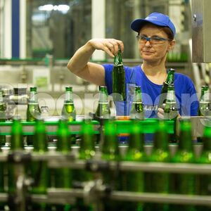 Mitarbeiterin einer russischen Carlsberg-Brauerei.