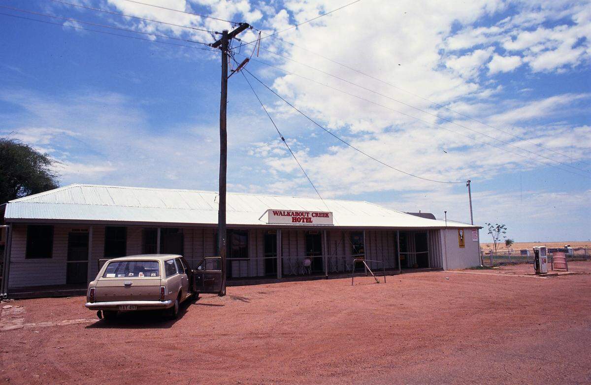 Mit kochendem Kühler vor dem wahren Pub von "Crocodile Dundee" in Queensland.