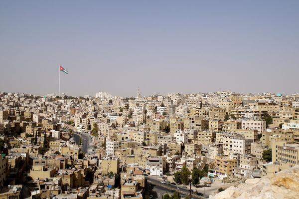 Die Hauptstadt Amman ist das politische und wirtschaftliche Zentrum des Königreichs Jordanien. Zwei Millionen Menschen leben hier auf dich bebauten Hügeln. Der Fahnenmast ist mit seinen 127 Metern übrigens einer der höchsten der Welt. Er ist damit fast genauso hoch wie der Wiener Stephansdom. Die Flagge misst 60 x 40 Meter.Text und Bilder: Stefan Gutbrunner