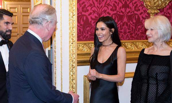 Cheryl Cole ist die Aufregung anzusehen. Helen Mirren, die seit 2003 den Titel „Dame Commander of the British Empire“ trägt, nimmt die Begegnung mit Prinz Charles im St. James Palast im Februar 2018 gelassener.