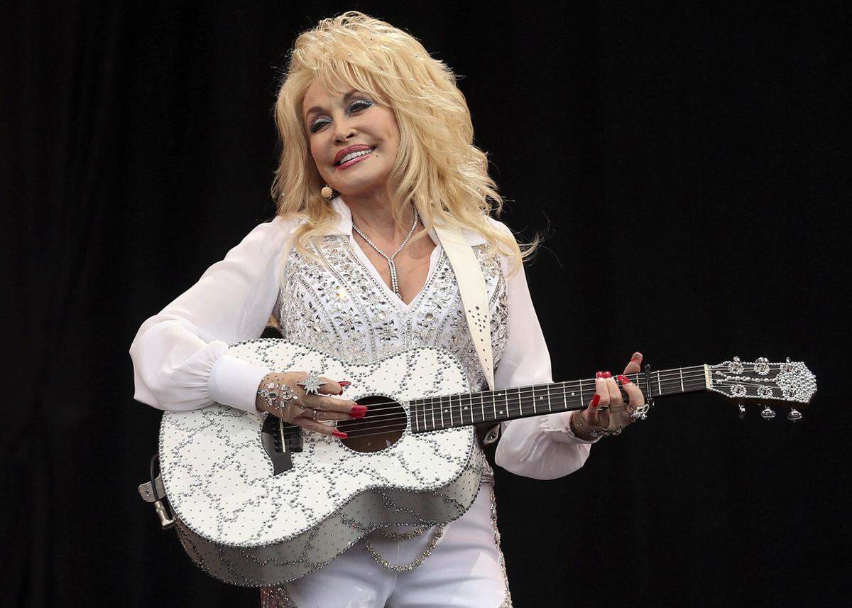 Dolly Parton  trat ganz in Weiß auf.