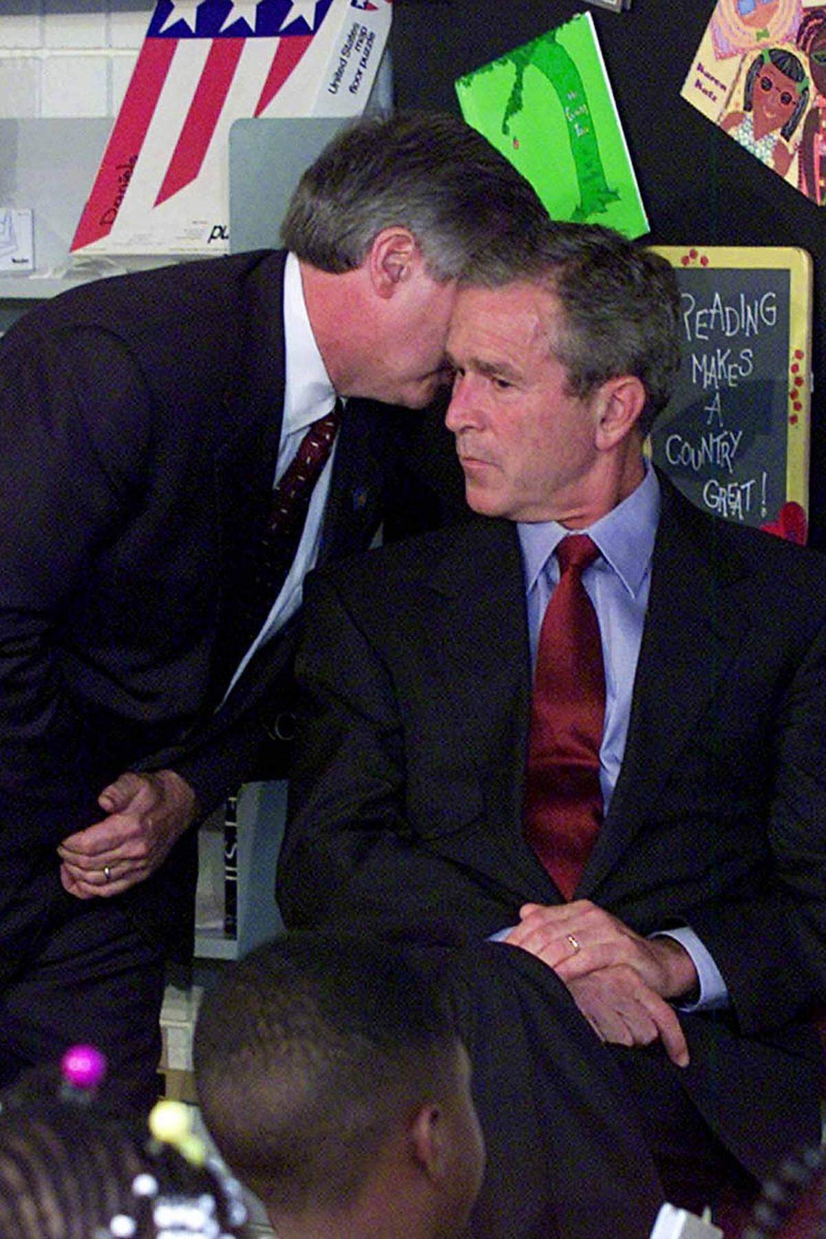 "Ein zweites Flugzeug hat den zweiten Turm getroffen. Amerika wird angegriffen." Andrew Card, Stabschef des Weißen Hauses, informiert Präsident George W. Bush während dessen Besuch in einer Volksschule in Florida.
