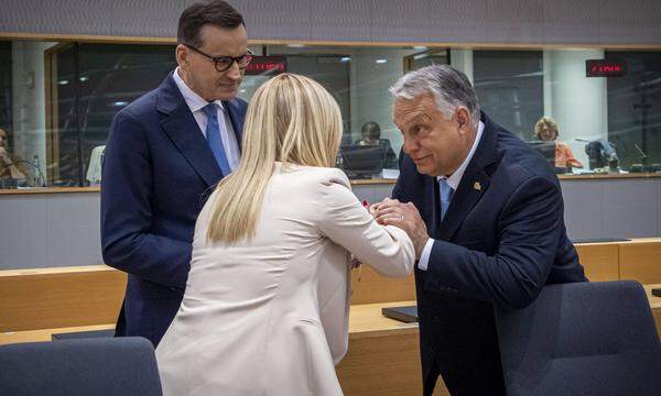 Galant inszenierte sich Ungarns Ministerpräsident Orbán auch bei seiem Treffen mit Italiens Regierungschefin Meloni und ihrem polnischen Amtskollegen Morawiecki.