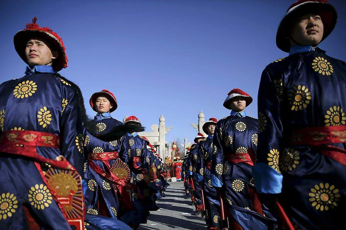 In Peking findet alljährlich auch eine öffentliche Neujahrs-Zeremonie statt. Beim Erdaltar in der Hauptstadt führten am Montag Künstler eine antike Schau aus der Qing-Dynastie auf. 