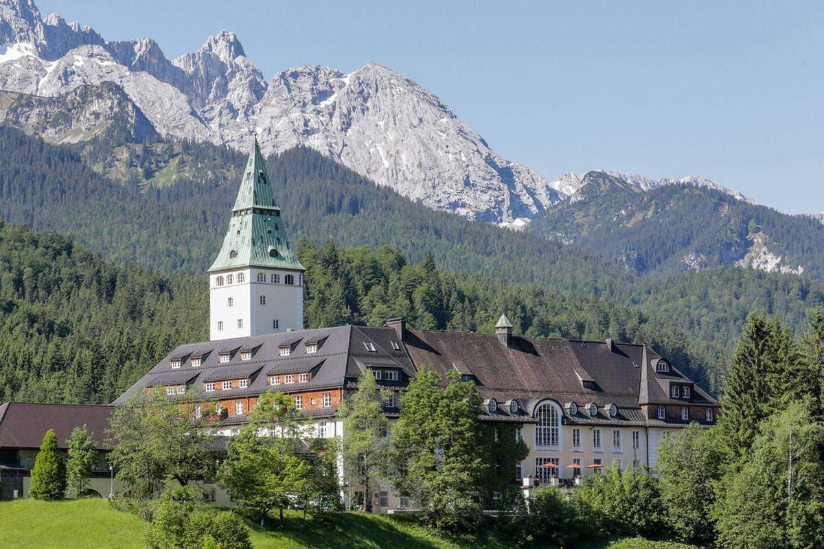 Das Schlösschen Elmau bei Garmisch Partenkirchen: Abgeriegelt für das Treffen der G7-Vertreter. Ein Treffen mit besonderer Arbeit für die Polizei und besonders anstrengender Wege für die Gegner.