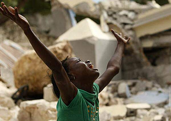 Am dritten Tag nach dem verheerenden Erdbeben wuchs in den betroffenen Gebieten in Haiti die Verzweiflung. "Sie werden langsam wütender und ungeduldiger", sagte ein Sprecher der UN-Friedensmission. "Wir hören im Radio, das Rettungsteams von außen kommen, aber nichts kommt. Wir haben nur unsere Finger zum Graben", beklagt sich ein Überlebender in Port-au-Prince.