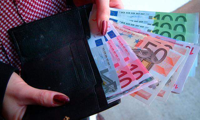 Eurogeldscheine in Geldtaschen