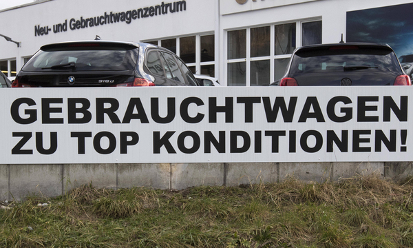 AUT 2018 01 16 THEMENBILD FEATURE GEBRAUCHTWAGENMARKT PLAKAT MIT ANPREISUNG VON GEBRAUCHTWAGEN