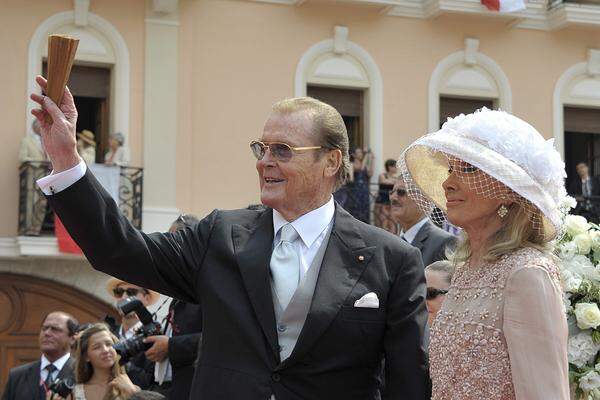 Die ersten Gäste waren schon zwei Stunden vor der kirchlichen Trauung am Fürstenpalast eingetroffen. Der frühere James-Bond-Darsteller Roger Moore, ....