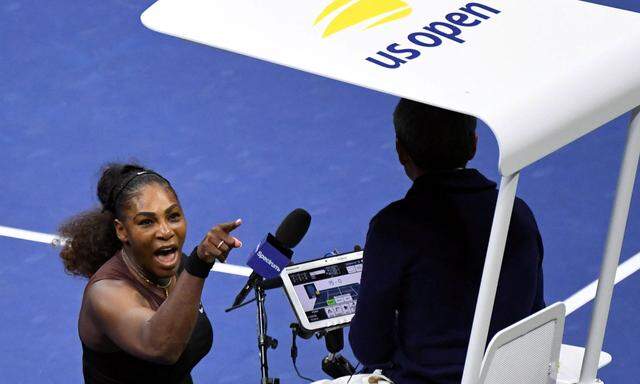 Serena Williams beschimpft den Schiedsrichter.