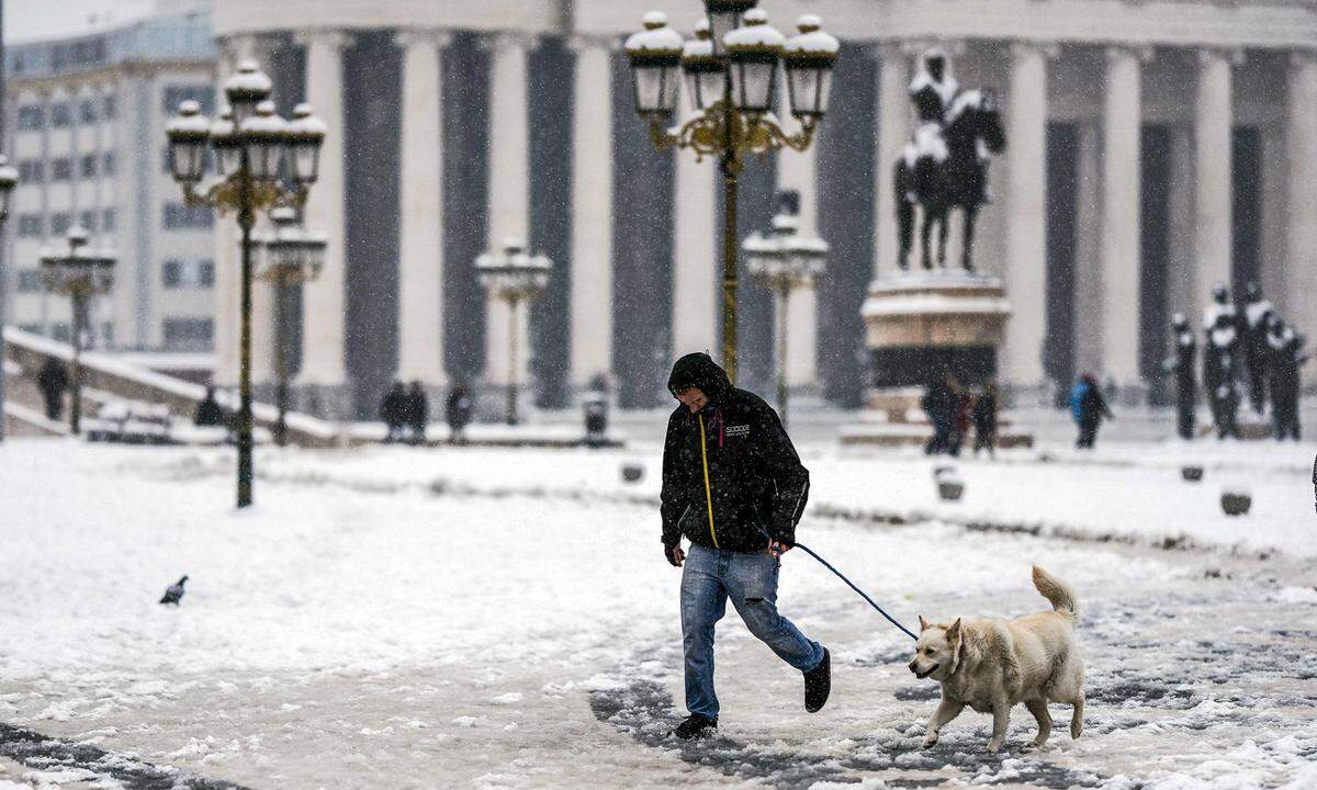 Der Einfluss Russlands auf den Balkan mag politisch Teil angeregter Debatten sein, wettertechnisch ist er nicht von der Hand zu weisen: Auch in der mazedonischen Hauptstadt Skopje liegt Schnee.