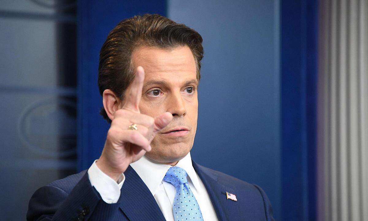 Hicks Vorgänger Anthony Scaramucci hatte nur zehn Tage auf dem Schleudersitz überstanden - so kurz war bislang kein anderer hochrangiger Regierungsmitarbeiter Trumps im Amt. Mit seinem Mobbing gegen den damaligen Stabschef Reince Priebus handelte Scaramucci zwar offenkundig im Sinne des Präsidenten. Doch hatte er den Bogen überspannt. So überzog er in einem Telefonat mit einem Reporter auch Bannon mit Unflätigkeiten. Scaramucci half es nicht, dass er beteuerte, die Äußerungen seien nicht zur Veröffentlichung bestimmt gewesen. Seine Entlassung am 31. Juli 2017 wurde offenbar vom neuen Stabschef John Kelly veranlasst, der Scaramucci Medienberichten zufolge mangelnde Disziplin bescheinigte.