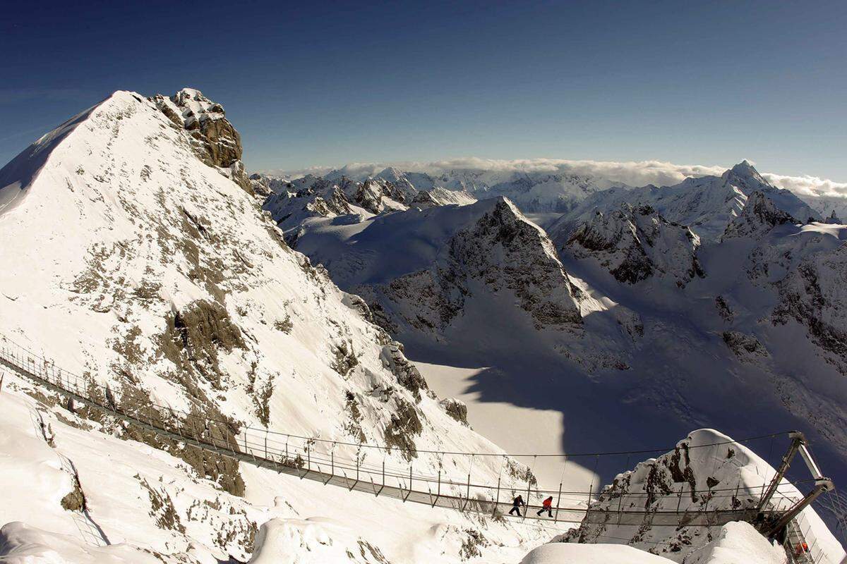 Auf dem Titlis in der Schweiz ist am Freitag der "Cliff Walk" eröffnet worden - die höchstgelegene Hängeseilbrücke Europas.