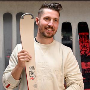 Marcel Hirscher im Oktober 2023 mit einem Ski seiner eigenen Marke Van Deer.