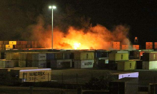 eile des Hafens der Stadt Latakia in Flammen