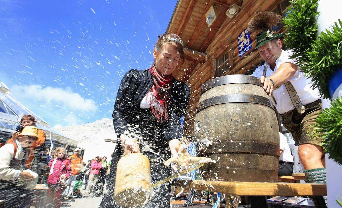 Hoch hinaus schafft es das 4. Zugspitze Oktoberfest. Von 22. bis 30. September fließt original Paulaner Oktoberfestbier auf der Zugspitze. Zur Musik österreichischer Musikanten und Kapellen kann ab 11 Uhr im Festzelt auf dem Gipfel angestoßen werden.