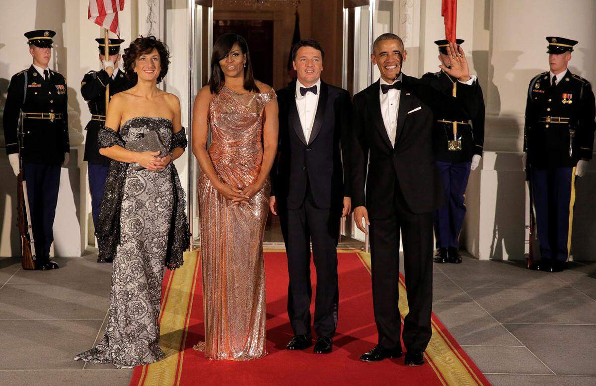 Bei ihrem letzten Staats-Bankett im Weißen Haus empfingen die Obamas Italiens Premier Matteo Renzi und seine Frau Agnese Landin. Um ihre Gäste zu ehren, griff Michelle Obama auf einen Designer des Gastlandes zurück. Sie trug ein Roségoldenes Glamour-Kleid aus Kettenringen von Donatella Versace.