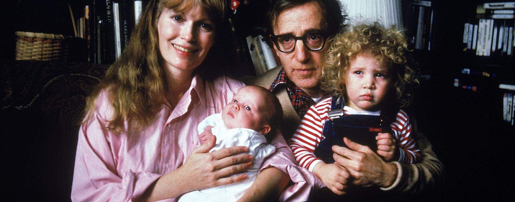 Vier Jahre vor Ausbruch des Familienkriegs: Woody Allen mit seiner damaligen Partnerin Mia Farrow und den Kindern Satchel und Dylan (links).
