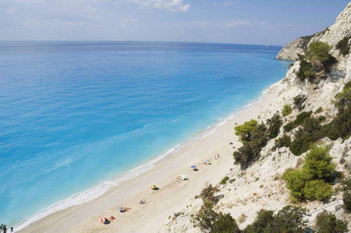 Auf der griechischen Insel Lefkada im Ionischen Meer findet man nur wenige Plätze, die keine spektakuläre Sicht auf das kristallklare Wasser bieten. Aber der Strand von Egremni an der Westküste ist besonders schön und besticht schon fast durch "karibisches Flair".