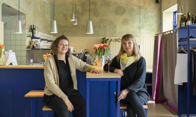 Mara Feißt (links) und Caroline Derler vom Female Wine Collective im Café Azzurro. 