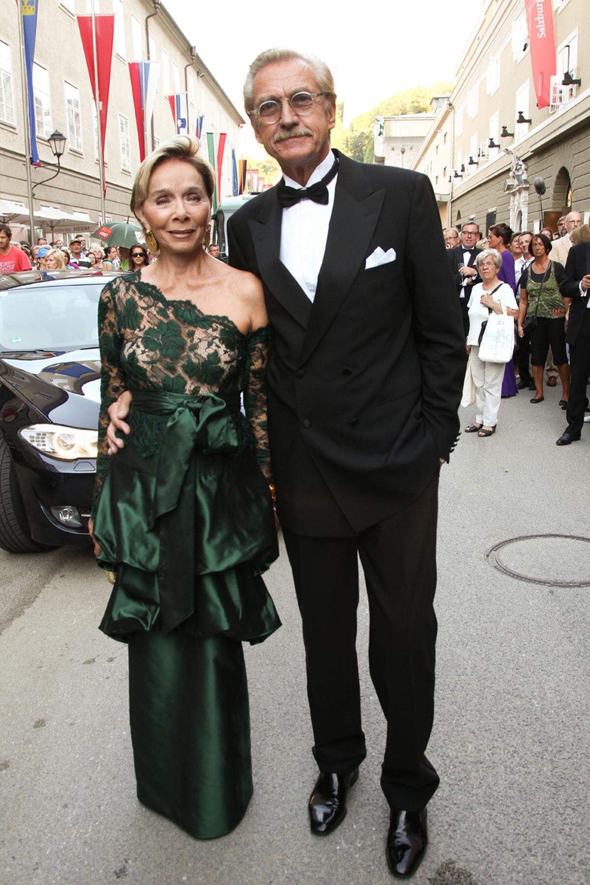 Schauspielerin Monika Peitsch betrat in einem Smaragdgrünen Spitzen-Traum das Festspielhaus.