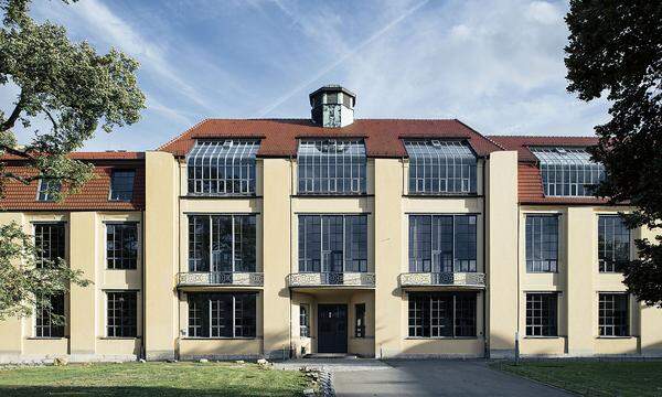 Die berühmte Bauhaus-Kunstschule öffnete im Jahr 1919 in Weimar die Türen und machte im Laufe ihrer kurzen Lebensdauer noch in Dessau und Berlin Station. Was dort an Architektur, Kunst und Design entstand, begeistert auch heute noch weltweit. Im Bild: Das Hauptgebäude der heutigen Bauhaus-Universität Weimar wurde 1904 bis 1911 nach den Entwürfen von Henry van de Velde errichtet. Seit 1996 ist das Gebäude UNESCO-Weltkulturerbe.