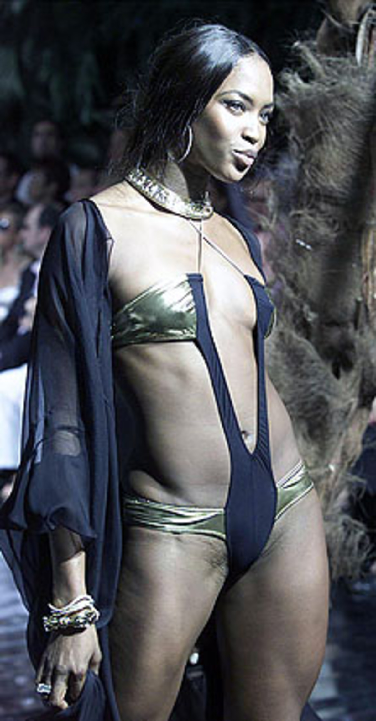 Sie ist ein Supermodel, zählt zu den Superreichen und ist meistens auch super anmaßend. Ihren Standpunkt macht sie klar, indem sie zuschlägt. Muss sie zum Strafdienst, lässt sie sich im Rolls Royce chauffieren. Naomi Campbell feierte am 22. Mai 2010 ihren 40. Geburtstag.