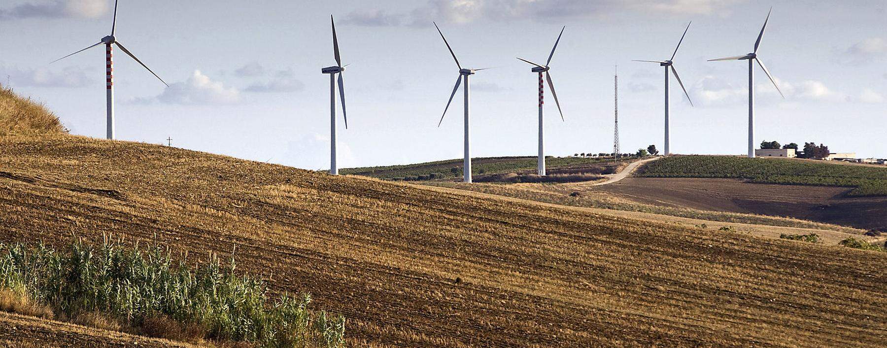 Windkraftanlagen prägen die karge Hügellandschaft der Region rund um die Hafenstadt Trapani.