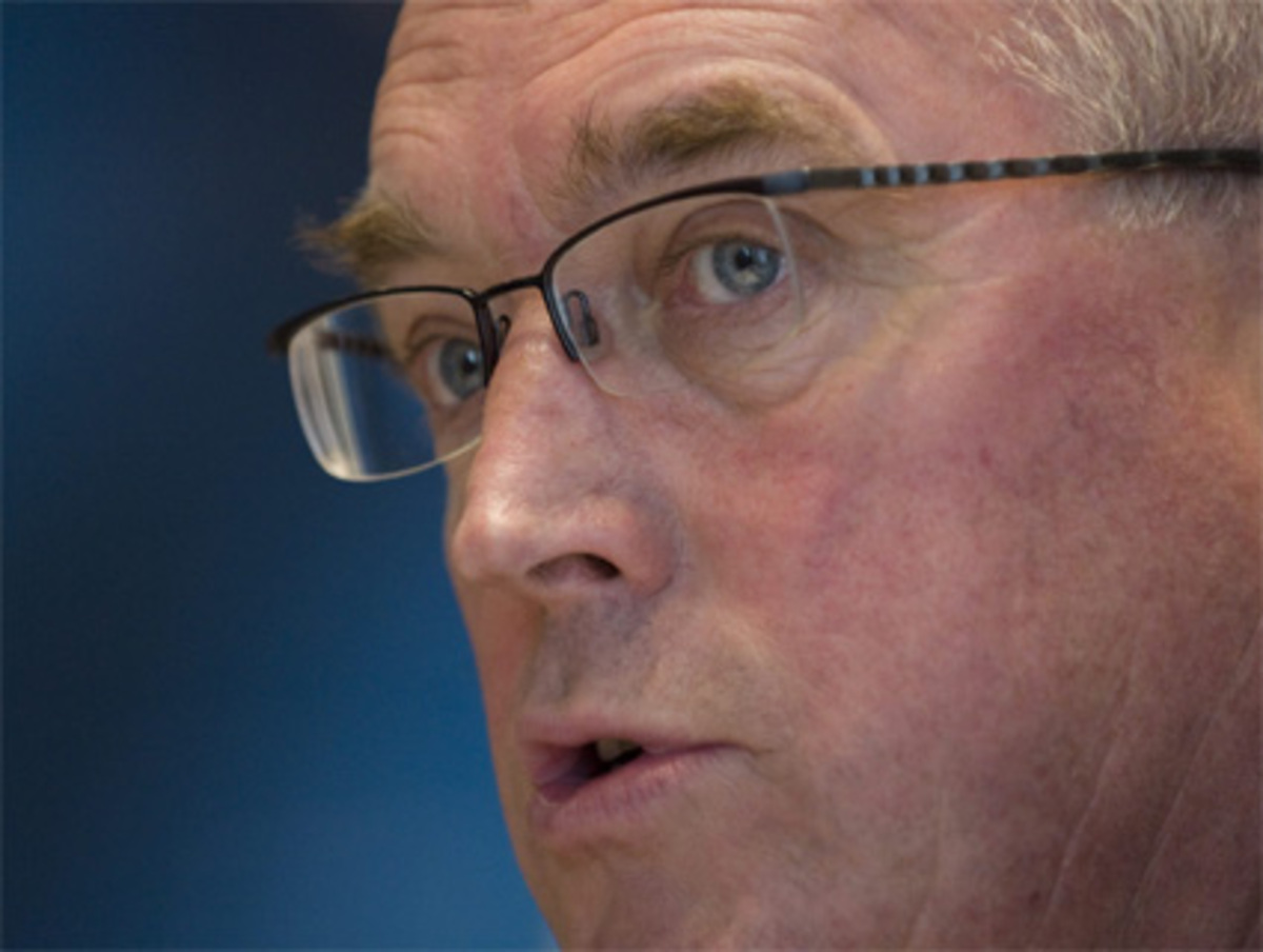 Kohl steht mit seinen Aussagen im Widerspruch zu UCI-Präsident Pat McQuaid. Dieser spielt die Doping-Problematik herunter: "Es gibt immer ein oder zwei Idioten". Die Tour werde das am besten kontrollierte Großereignis der Sportgeschichte sein, ist er überzeugt.Über ein Fehlverhalten bei einer Doping-Kontrolle von Tour-Legende Armstrong sah er im Frühjahr hinweg. Stattdessen kritisierte er das Vorgehen der französischen Anti-Doping-Agentur.